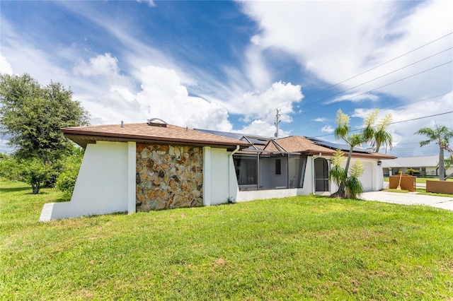 view of front of property featuring a front lawn