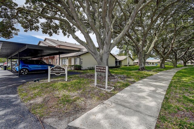 view of front of home featuring a carport and a front yard