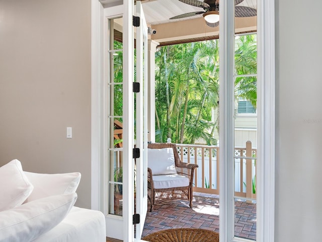 entryway with ceiling fan