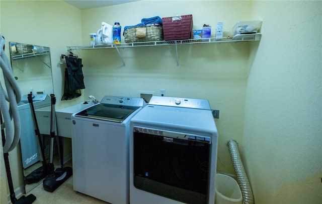 laundry area featuring light tile patterned floors and washer and clothes dryer