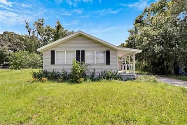 view of front of property featuring a front yard