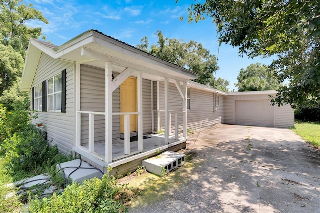 view of front of property featuring aphalt driveway