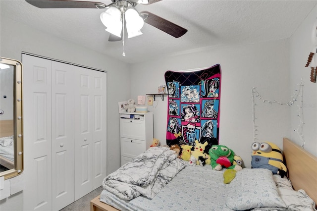 bedroom featuring ceiling fan, a textured ceiling, and a closet