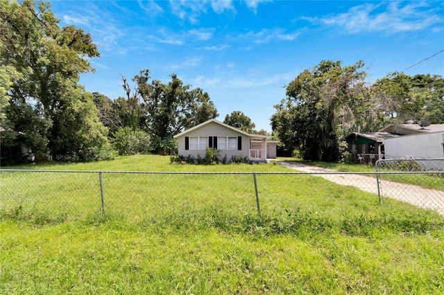 view of front facade with driveway and fence