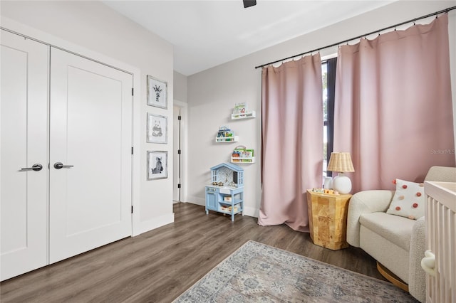 living area featuring dark wood-style floors and baseboards