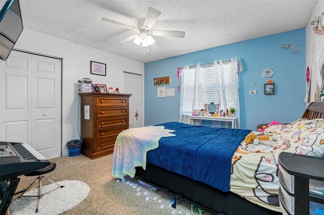 bedroom featuring a textured ceiling, carpet flooring, ceiling fan, and a closet