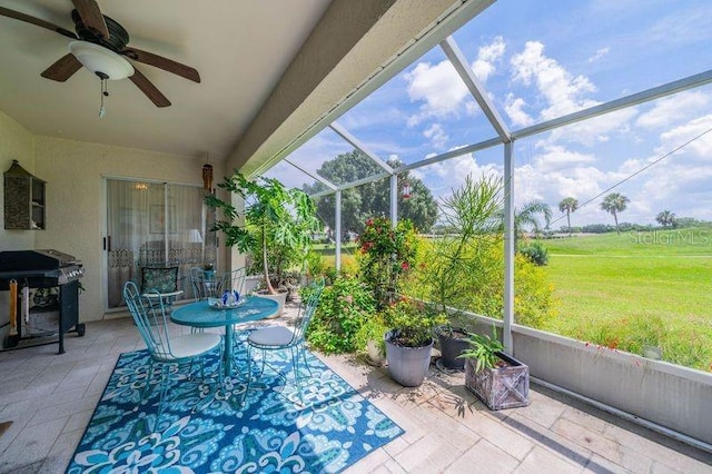 sunroom with ceiling fan