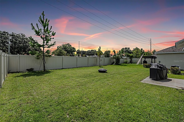 view of yard at dusk