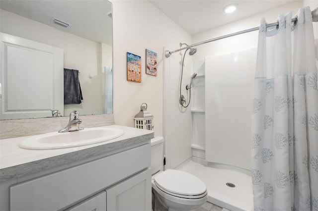 bathroom with a shower with curtain, vanity, and toilet