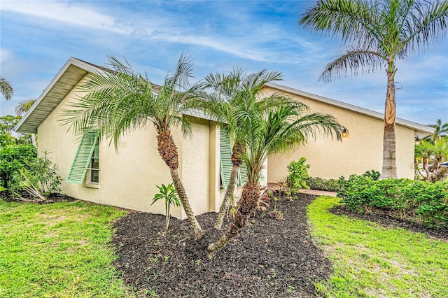 view of side of property featuring a lawn