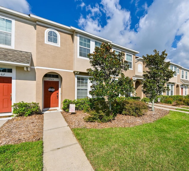 multi unit property featuring a front yard