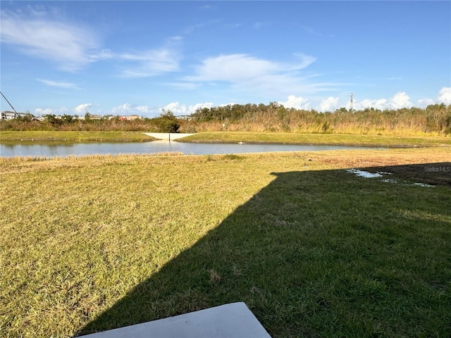 view of yard featuring a water view