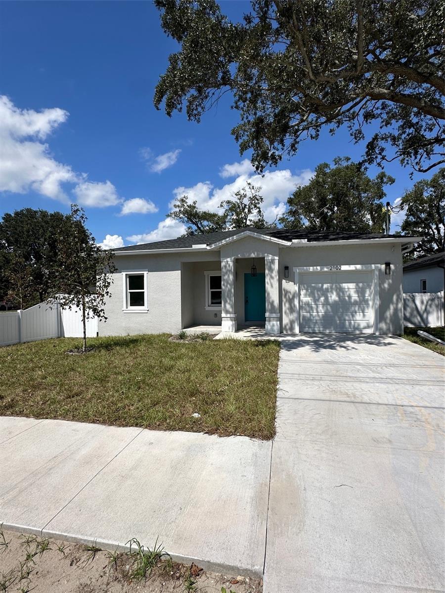 view of front facade featuring a garage and a front lawn