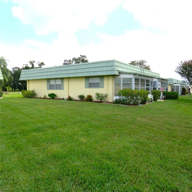 single story home with a front lawn