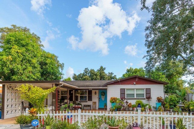 single story home featuring a porch