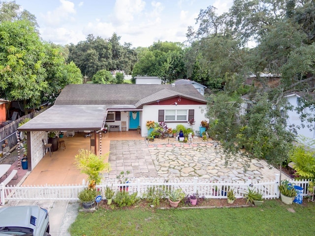 view of front facade featuring a fenced front yard