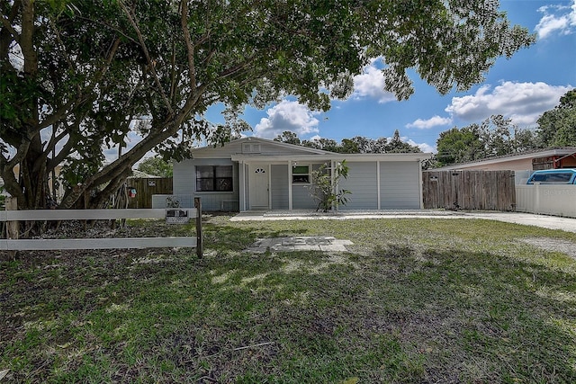 view of front of property featuring a front lawn