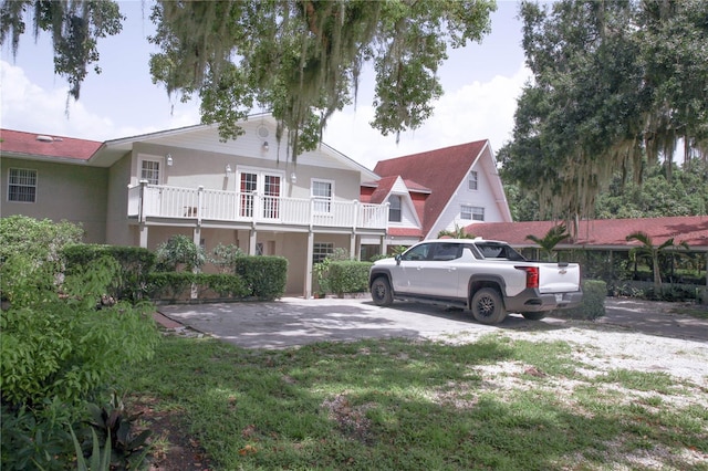 view of front of property featuring a balcony