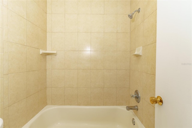 bathroom with tiled shower / bath