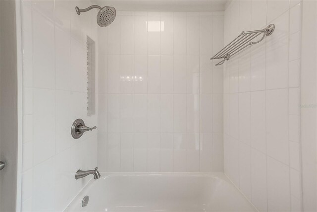 bathroom with tiled shower / bath combo