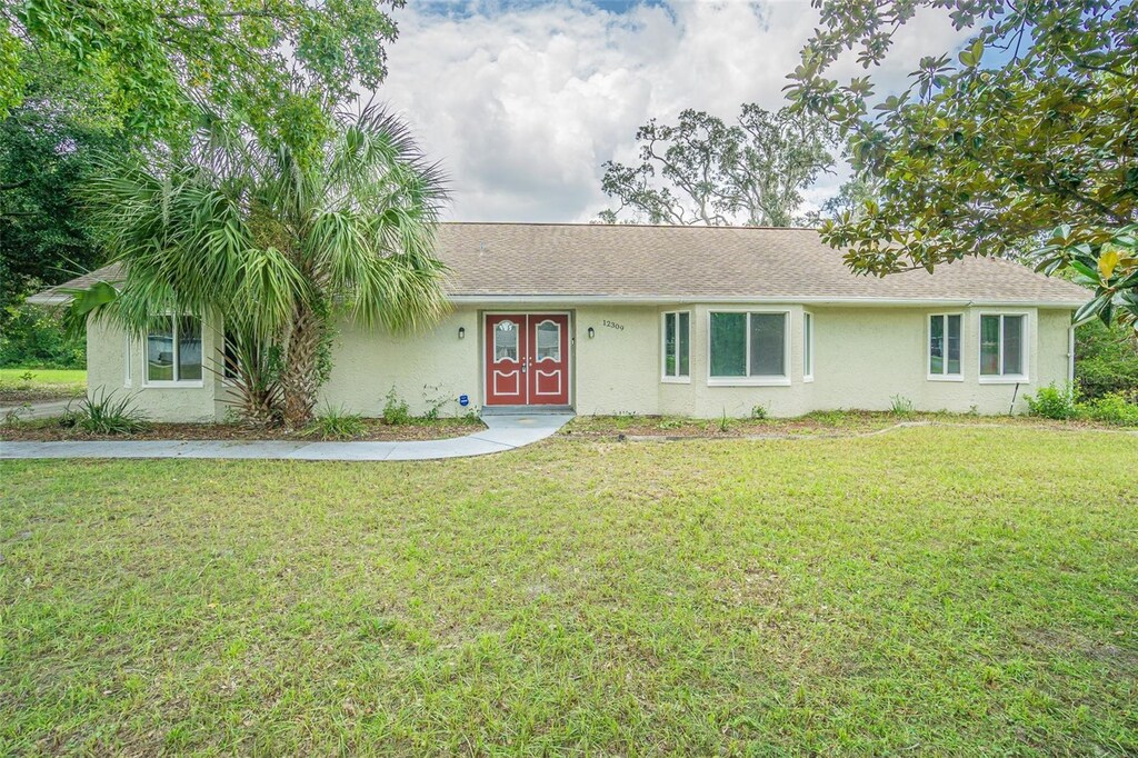 ranch-style home featuring a front lawn