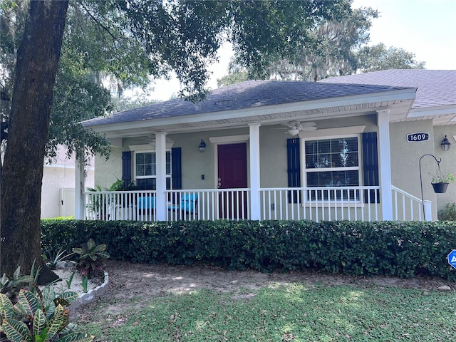 view of front facade featuring ceiling fan and a porch