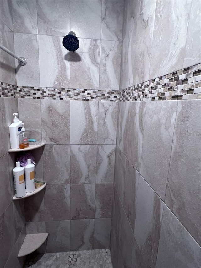 bathroom featuring tiled shower