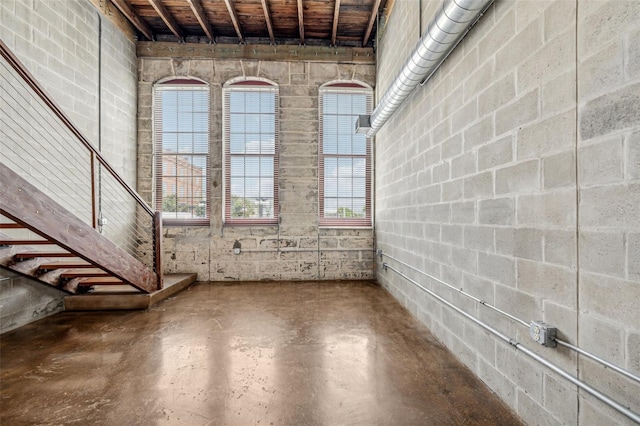 empty room featuring concrete flooring