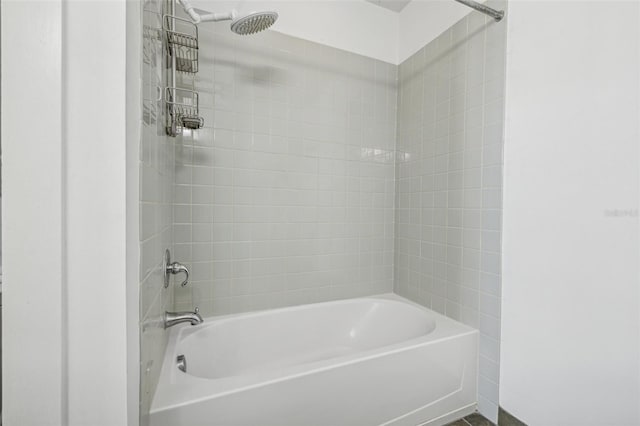 bathroom with tiled shower / bath