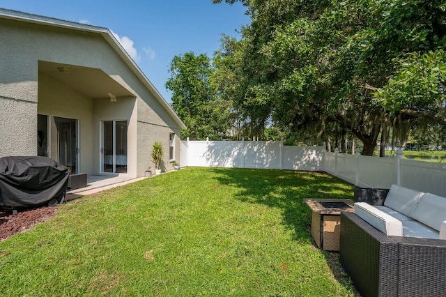 view of yard with outdoor lounge area