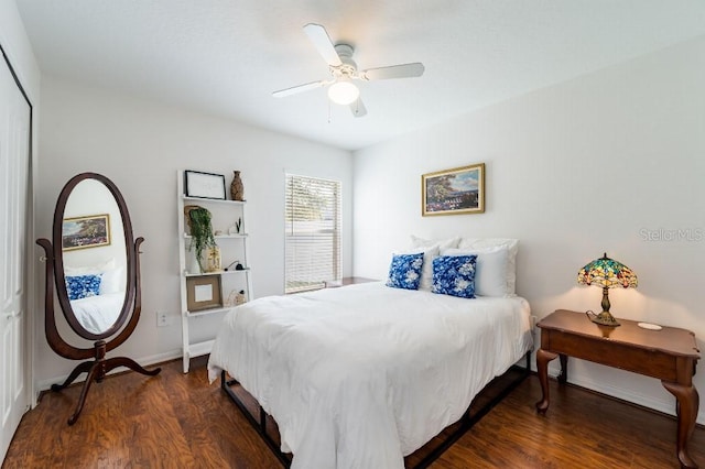 bedroom featuring dark wood-style floors, ceiling fan, baseboards, and a closet