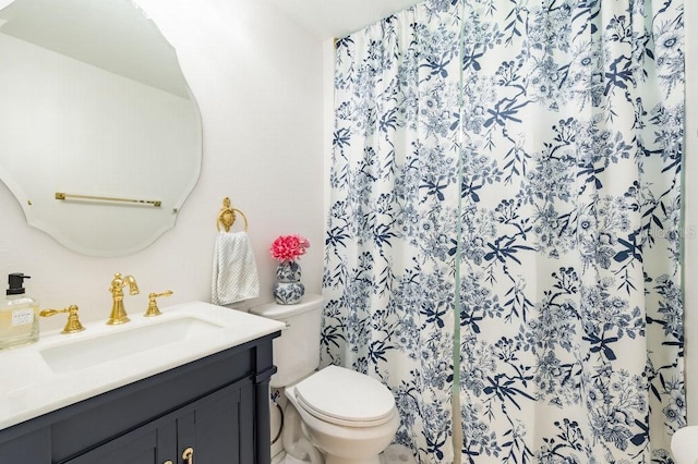 bathroom featuring a shower with curtain, vanity, and toilet