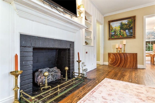 room details with hardwood / wood-style floors, ornamental molding, and built in features