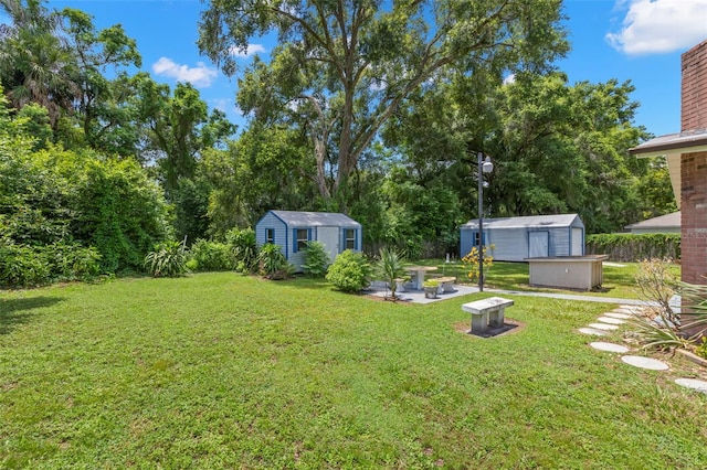 view of yard featuring a storage unit