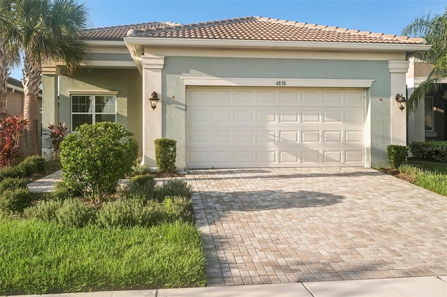 view of front facade featuring a garage