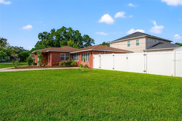 view of front of home featuring a front lawn