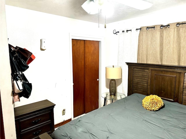 bedroom featuring a textured ceiling, ceiling fan, and a closet