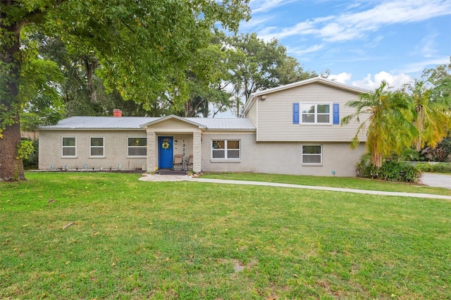 view of front of house featuring a front yard