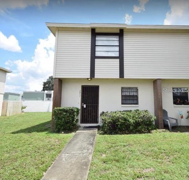 view of front facade featuring a front lawn