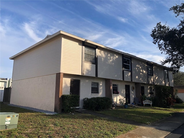 view of front facade with a front lawn