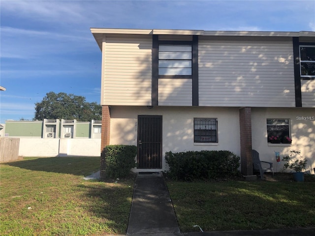 view of front of property with a front yard