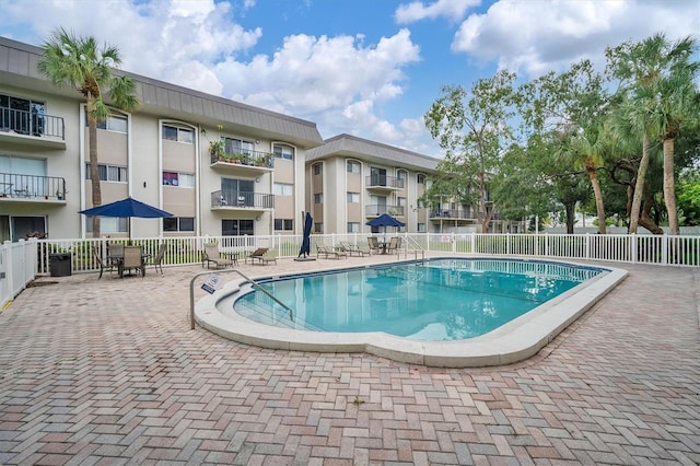 view of swimming pool