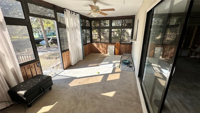 sunroom with ceiling fan