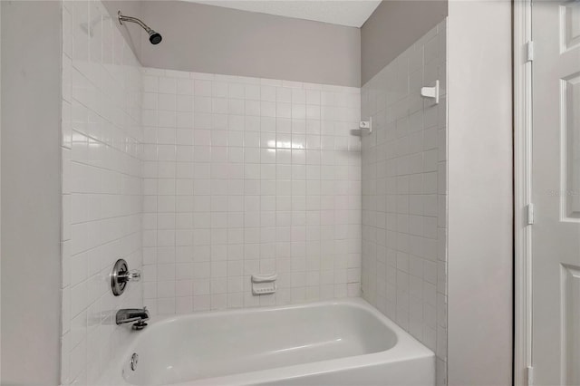 bathroom with tiled shower / bath combo