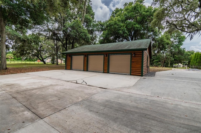 view of detached garage