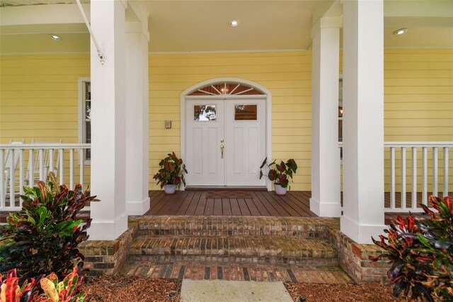 property entrance featuring a porch