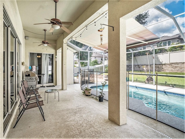 sunroom with ceiling fan