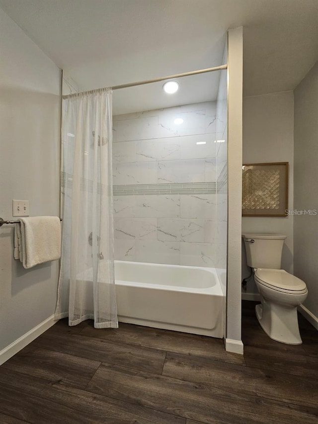 3763 Dartmouth Ave N, Saint Petersburg, FL 33713 - full bath featuring shower / bathtub combination with curtain, toilet, wood finished floors, baseboards, and recessed lighting