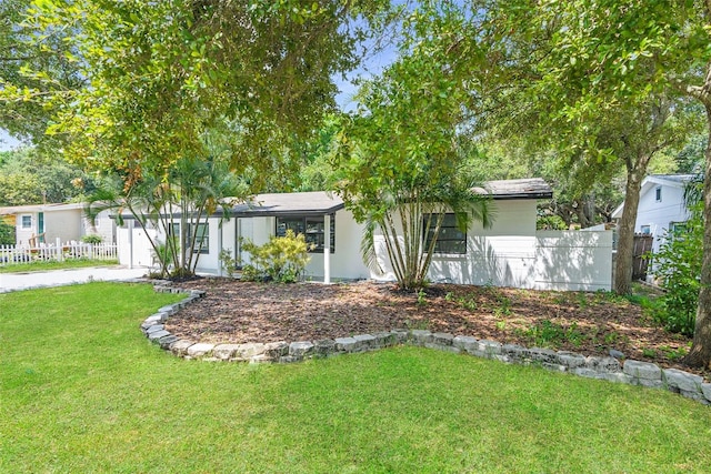 view of front of property with a front yard