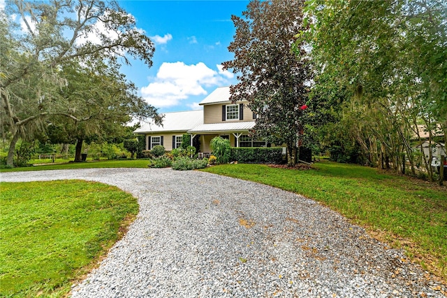 view of front of property featuring a front yard